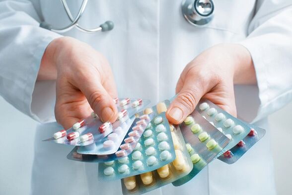 Mjeku përshkruan antibiotikë për trajtimin e prostatitit